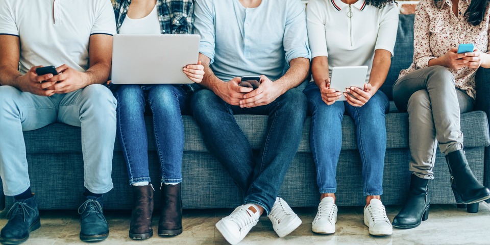 Mensen gebruiken laptop, smartphone en tablet